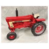1/8 International 1066 Tractor w/ box