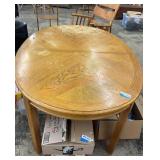 Large dining table with 2 leaves