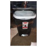 Rubbermaid trashcan 13 gal and misc can