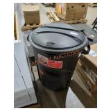 Rubbermaid 32gal trashcan