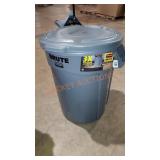 Rubbermaid brute 32 gallon trash can