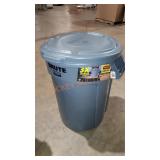 Rubbermaid brute 32 gallon trash can