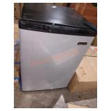 Magic Chef 2.6 cu ftini fridge