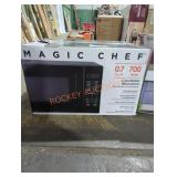 Magic Chef .7 cu ft countertop microwave