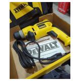 DeWalt 3/8" keyless chuck drill kit
