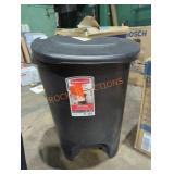 Rubbermaid step black trash can