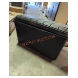 Storage tote with lid