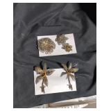 Vintage brooches lot.