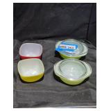 4 pyrex dishes with two lids.
