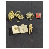 Brooches and pins lot.