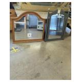 Pair of mirrors with different dimensions