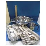 kitchen lot aprons, colander, measuring cup