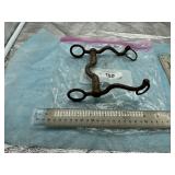 ANTIQUE METAL HORSE CURB BIT, DOESNT LAY FLAT,