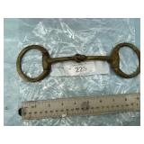 A LOOSE-RING SNAFFLE WHICH HAS A JOINTED