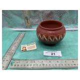 RED CLAY POTTERY VESSEL IN AN INCISED SIGNATURE