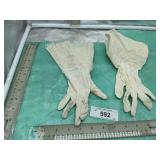 ANTIQUE WHITE GAUNTLET OR OPERA GLOVES W/LACE