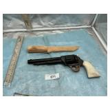 HAND CARVED REVOLVER (CYCLINDER TURNS) & KNIFE