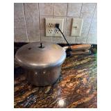 Vintage Presto cooker model 40 pressure cooker