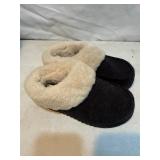 Womenï¿½s deer foam slipper size small 5-6