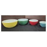 Pyrex Bowles Set of 4