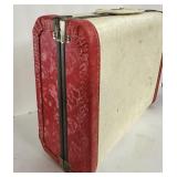 Childï¿½s Vintage Suitcase wï¿½ Clothes