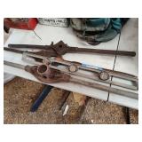 Pipe threaders and level