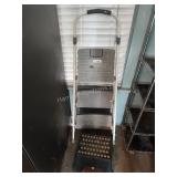 Stepladder and step stool