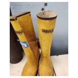 Rubber boots sz 10 as-is