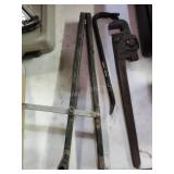 Pipe wrench, crowbar and guide