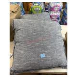 2 Throw pillows