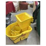 Commercial mop bucket with wringer