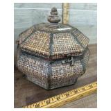 Wicker decorator basket with lid