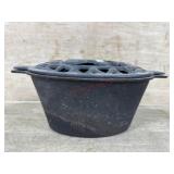 Cast iron pot with lid