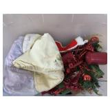 Tote with green tree skirt/ red candles / tree