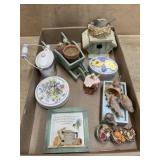 Flat of misc. bird figures and decorations