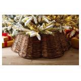 Scalloped Wicker Tree Collar