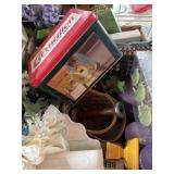 Box lot of decorator baskets, mini pillows,