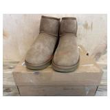 UGG Womenï¿½s Classic Mini II Boots, Size 10