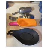 Flat of 4 various scoops