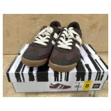 DV Womenï¿½s Sneakers Size 8 in Chocolate
