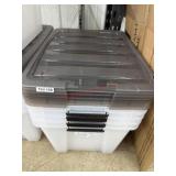 Set of four latching totes with lids no cracking