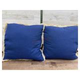 2 throw pillows