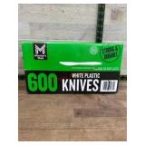 600 White Plastic Knives