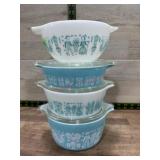 Set of 4 pyrex bowls with 3 lids
