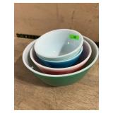 4 Pyrex Mixing Bowls Multicolor