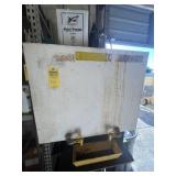 OIL RESERVOIR WITH STAND