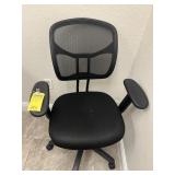 BLACK MESH ROLLING OFFICE CHAIRS (OFFICE 12)