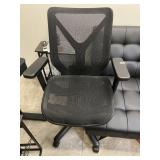 BLACK MESH ROLLING OFFICE CHAIRS (OFFICE 2)