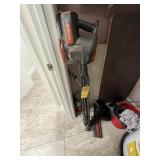 SHARK HV30126 STICK VACUUM (BACK / WATER HEATER RO
