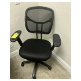 BLACK MESH ROLLING OFFICE CHAIRS (OFFICE 4)